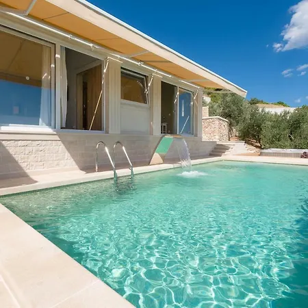 Sapore Di Sale With Pool Holiday home Bol